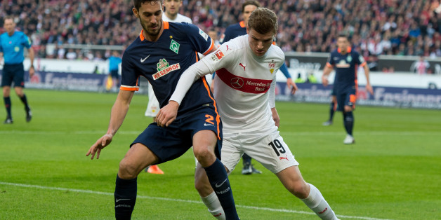 Der Stuttgarter Timo Werner spielt gegen den Bremer Santiago Garcia