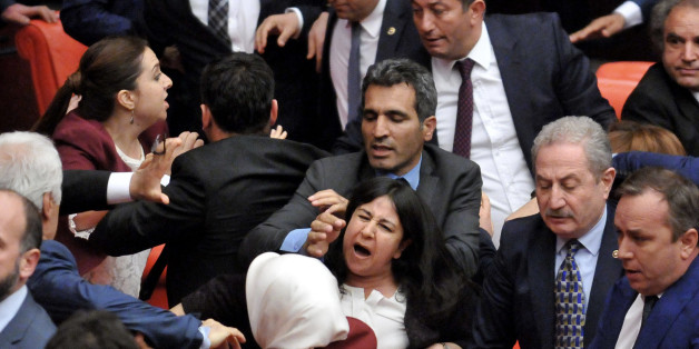 Streit um Immunität: Wieder wüste Schlägerei im türkischen Parlament