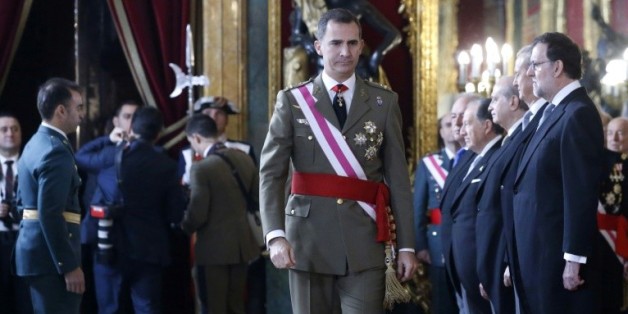 Le roi d'Espagne Felipe VI, passe devant le premier ministre Mariano Rajoy (d), lors d'une cérémonie au palais royal à Madrid, le 6 janvier 2016