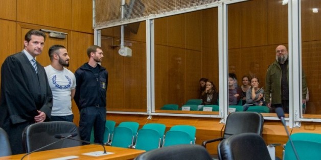Aria L (2e g) avec son avocat Andreas Bensch (g) regarde vers un ancien terroriste Bernhard Falk (d), à l'ouverture de son procès à Francfort, le 3 mai 2016