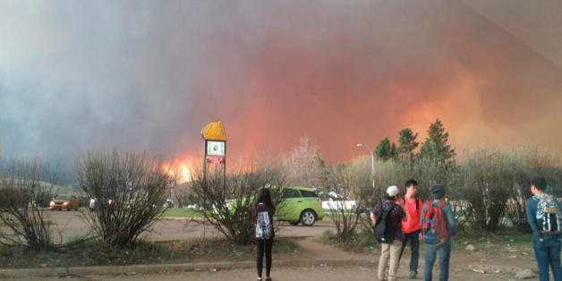 Students from Fort McMurray Composite High School are released early as wildfire burns nearby in Fort McMurray, Alberta May 3, 2016. An uncontrolled wildfire burning near Fort McMurray in northern Alberta, the heart of Canada's oil sands region, has forced the evacuation of nearly all the city's 80,000 residents, local authorities said on May 3, 2016. Courtesy Kangeun Lee/Handout via REUTERS. TPX IMAGES OF THE DAY. ATTENTION EDITORS - THIS IMAGE WAS PROVIDED BY A THIRD PARTY. EDITORIAL USE ON