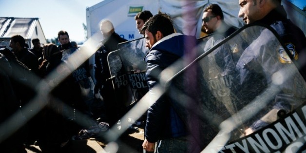 Des migrants à la frontière entre la Grèce et la Macédoine près de Gevgelija le 21 avril 2016