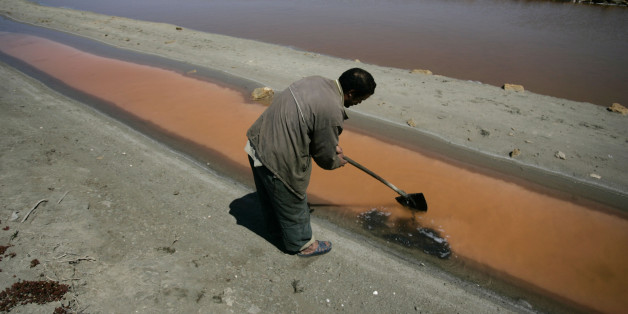 A man works in a salt field near Oulidia May 14, 2009. The salt field is one of five in Morocco where traditional methods are used to process the salt. The processed salt is sold for domestic use. REUTERS/Rafael Marchante(MOROCCO SOCIETY BUSINESS EMPLOYMENT)