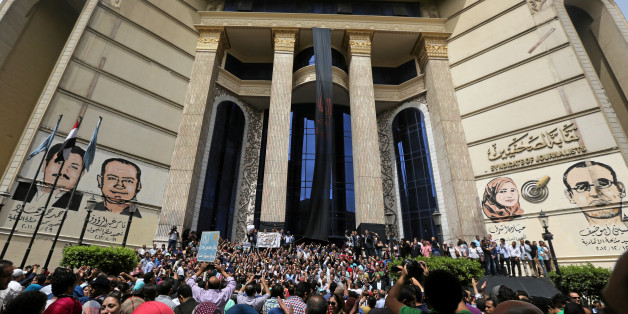 Journalists protest against restriction on the press and to demand the release of detained journalists, in front of the Press Syndicate in Cairo, Egypt May 4, 2016. REUTERS/Staff