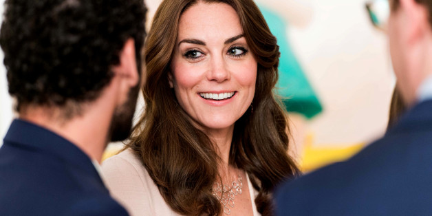 Kate besuchte die Ausstellung "Vogue 100: A Century Of Style" - und betrachtete dabei auch ihre eigenen Bilder