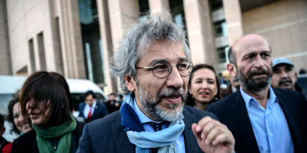 Turkish opposition Cumhuriyet daily's editor-in-chief Can Dundar (L) and Ankara bureau chief Erdem Gul arrive at the Istanbul courthouse for their trial on April 1, 2016.
Cumhuriyet daily's editor-in-chief Can Dundar and Ankara bureau chief Erdem Gul face possible life terms on spying charges over a news report accusing President Recep Tayyip Erdogan's government of seeking to illicitly deliver arms bound for neighbouring Syria. / AFP / OZAN KOSE (Photo credit should read OZAN KOSE/AFP/Getty Images)