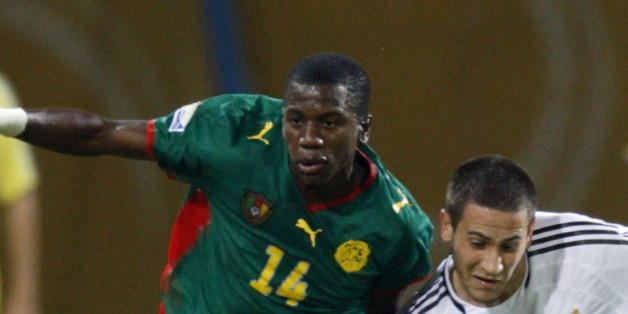 Mario Vrancic of Germany (R) challenges Patrick Ekeng of Cameroon (L) during their FIFA U-20 World Cup group C soccer match in Ismailia October 2, 2009. REUTERS/Goran Tomasevic (EGYPT SPORT SOCCER)
