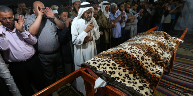 ATTENTION EDITORS - VISUALS COVERAGE OF SCENES OF DEATH OR INJURY Mourners offer prayers for the dead body of Palestinian woman Zena Al Omor, whom hospital officials said was killed by fragments of an Israeli tank shell, during her funeral in the southern Gaza Strip May 5, 2016. REUTERS/Ibraheem Abu Mustafa