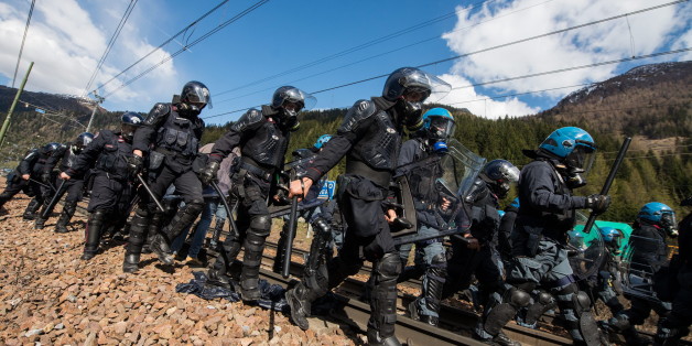Schwere Ausschreitungen bei Demonstration gegen Grenzkontrollen am Brenner
