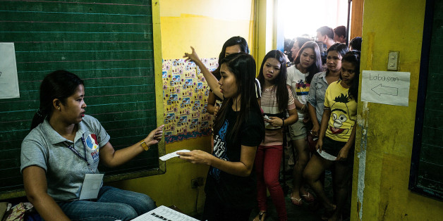 MANILA, PHILIPPINES - MAY 09: People cast their vote at a polling station on May 9, 2016 in Manila, Philippines. Voters in the Philippines are set to elect Rodrigo Duterte, a mayor of Davao City in Mindanao, pulling away from his rivals despite controversial speeches and little national government experience. The 71-year-old Duterte, who has been compared with Donald Trump, is likely to be elected president of the Philippines and its 100 million people on Monday. (Photo by Lam Yik Fei/Getty Images)