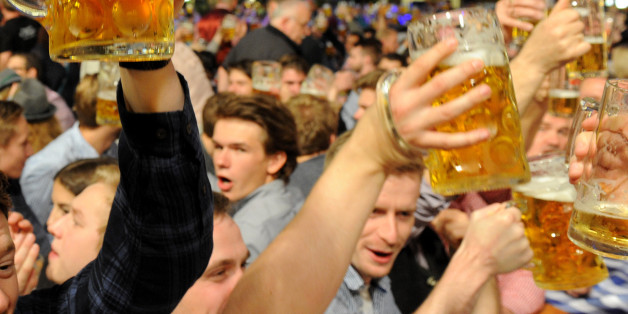 Maifest in Passau: Besucher beklatschen einen verstörenden Gewaltakt