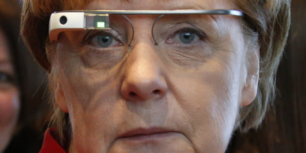 Angela Merkel mit einer "Google Glass" Datenbrille