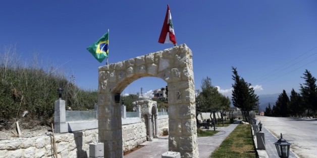 Un jardin dédié à Nakhoul (Miguel) Temer, père de Michel Temer à l'entrée du village de Btaaboura, au Liban, le 12 mai 2016