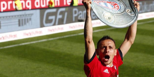 Bayern Münchens Rafinha freut sich bereits über die Meisterschale - am 14. Mai bekommt er sie in echt
