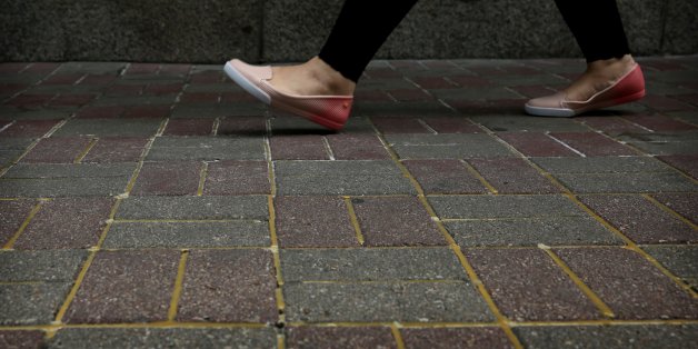 Avant la visite du N°3 chinois, Hong Kong scelle ses pavés à la colle