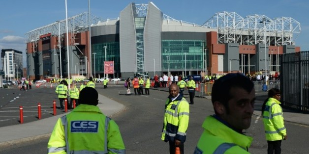 Le stade d'Old Trafford évacué après la découverte d'un colis suspect, le 15 mai 2016