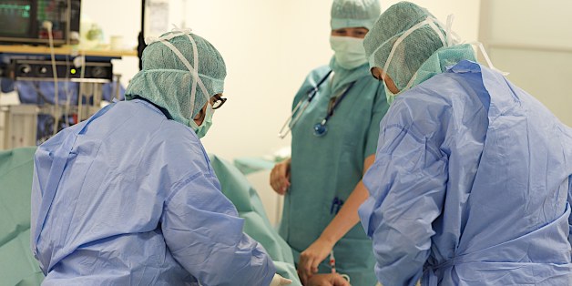 Une équipe de médecins en pleine opération chirurgicale en juillet 2012