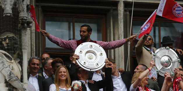 Football Soccer - Bayern Munich - German Bundesliga Championship party at Marienplatz, Munich, Germany - 15/05/16 Bayern Munich's team REUTERS/Michael Dalder.