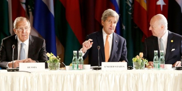 Le ministre russe des Affaires étrangères Sergei Lavrov (à gauche), le secrétaire d'Etat américain John Kerry (au centre) et l'envoyé spécial de l'ONU pour la Syrie Staffan de Mistura à Vienne le 17 mai 2016