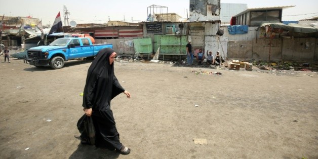 Une Irakienne dans la rue au lendemain d'une attaque suicide le 12 mai 2016 dans le quartier de Sadr City à Bagdad