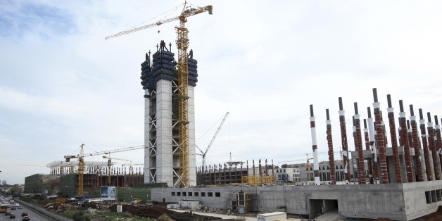 Vehicles pass by the construction site of the new Great Mosque, which is being built by the China State Construction Engineering Corporation (CSCEC), in Algiers, Algeria January 20, 2016. Algeria is turning to China for external financing for several infrastructure projects including a new $3.2 billion port as the North African OPEC state looks to weather the collapse in global oil prices. REUTERS/Ramzi Boudina