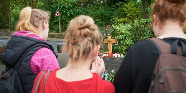 Junge Frauen stehen vor dem Kreuz an der Stelle, an der Niklas P. attackiert wurde