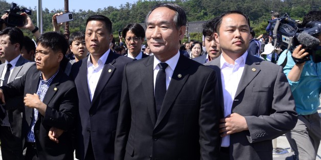 박승춘 국가보훈처장이 18일 오전 광주 국립5·18민주묘지에서 열린 5·18 민주화운동 36주년 기념식에 참석하려다 유족들의 거센 항의를 받고 행사장을 떠나고 있다.