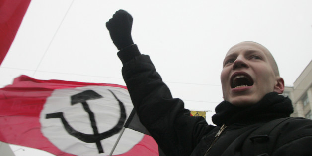 Ein Demonstrant vor der Flagge der extremen linken Nationalbolschewistischen Partei in Moskau 2006
