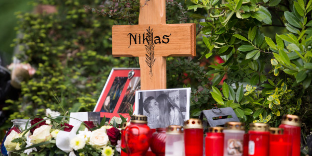 Menschen gedenken an der Stelle, an der Niklas P. zu tode geprügelt wurde.