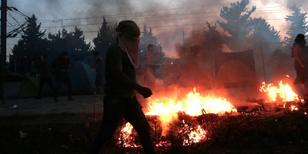 Idomeni: Flüchtlinge wollen Grenzzaun einreißen, Polizei setzt Blendgranaten ein