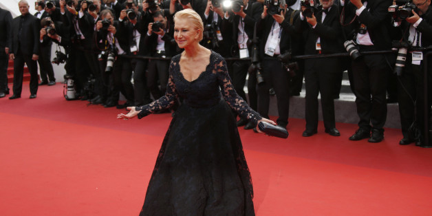 Helen Mirren chute tout en haut des marches de Cannes