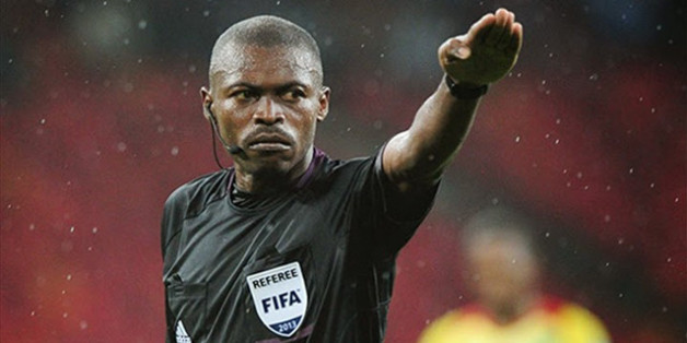L'arbitre Eric Otogo-Castane