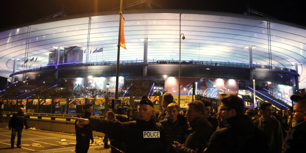 Polizisten vor dem Stade de France in der Nacht des Anschlags vom 13. November 2015