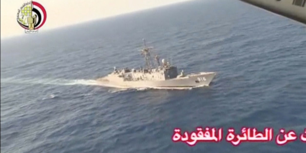 Un navire de la marine égyptienne en opération de recherche de l'avion d’EgyptAir