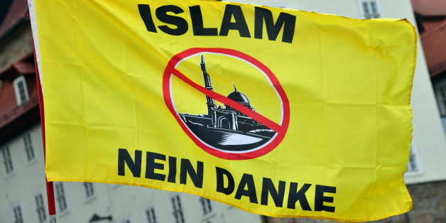 Eine Fahne mit der Aufschrift "Islam nein Danke" weht am 18.05.2016 auf dem Domplatz in Erfurt (Thüringen) bei einer Kundgebung der Alternative für Deutschland (AfD) gegen die Asyl- und Integrationspolitik von Bundes- und Landesregierung.