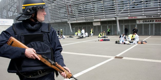 Ein französischer Polizist bei einer Terrorübung vor dem Stadion in Lille
