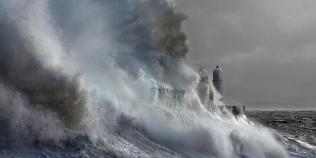 So beeindruckend trotzt ein Leuchtturm Monsterwellen