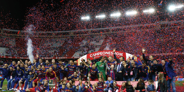 Barcelona players celebrate after winning the final of the Copa del Rey soccer match between FC Barcelona and Sevilla FC at the Vicente Calderon stadium in Madrid, Sunday, May 22, 2016. Barcelona won 2-0 (AP Photo/Francisco Seco)