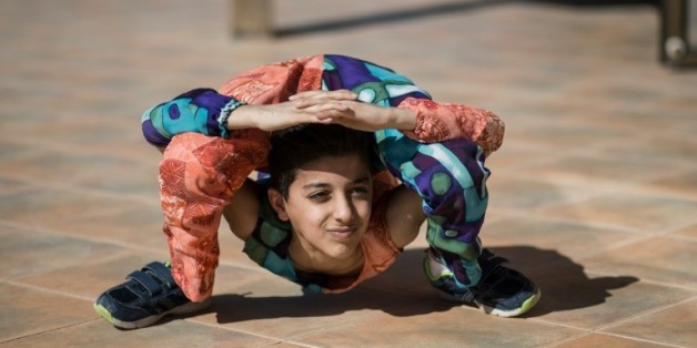 Mohammed al-Cheikh, 12 ans, montre un de ses exploits de contorsionniste, à Gaza, le 28 avril 2016