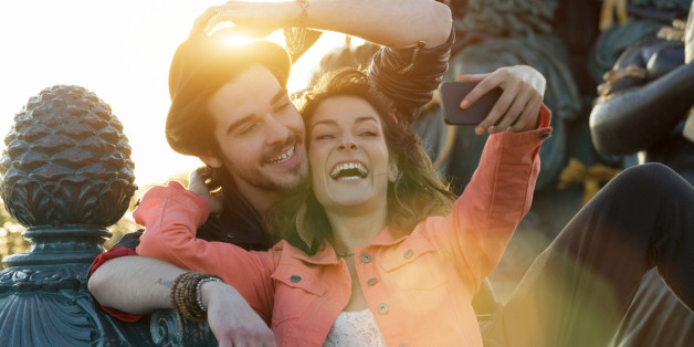 Ein Paar macht ein Selfie in Paris.