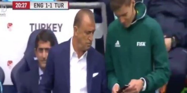 Le selectionneur turc Fatih Terim montre son téléphone au quatrième arbitre le 22 mai à l'Etihad Stadium de Manchester