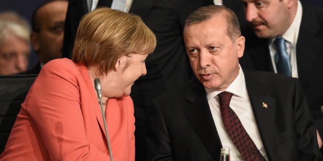 German Chancellor Angela Merkel (L) chats with Turkish President Tayyip Erdogan during the World Humanitarian Summit in Istanbul, Turkey, May 23, 2016. REUTERS/Ozan Kose/Pool