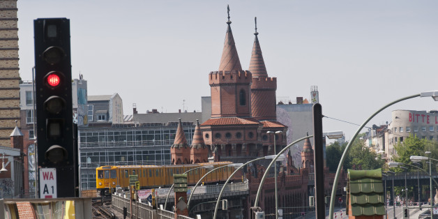 Die Oberbaumbrücke an der Warschauer Straße in Berlin