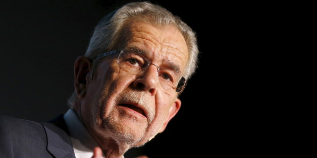 Alexander Van der Bellen supported by the Greens talks during his final election rally ahead of Austrian preseidential election in Vienna, Austria, April 22, 2016. REUTERS/Heinz-Peter Bader