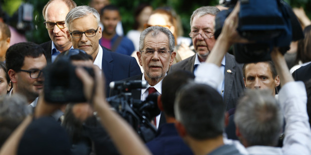 Left-wing independent candidate Alexander Van der Bellen (C) is surrounded by supporters and media after winning Austrian presidential election in Vienna, Austria, May 23, 2016. REUTERS/Leonhard Foeger