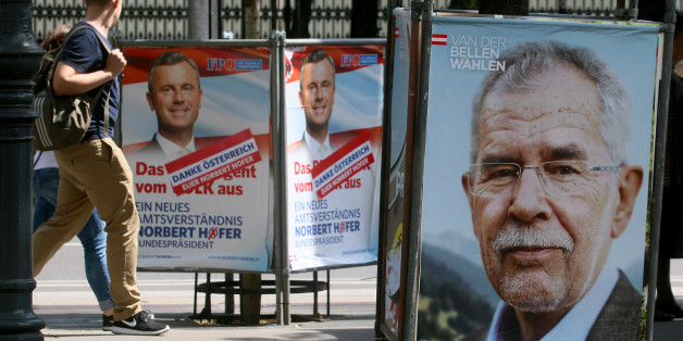 Wahlplakate nach der Stichwahl zum Bundespräsidenten in Österreich