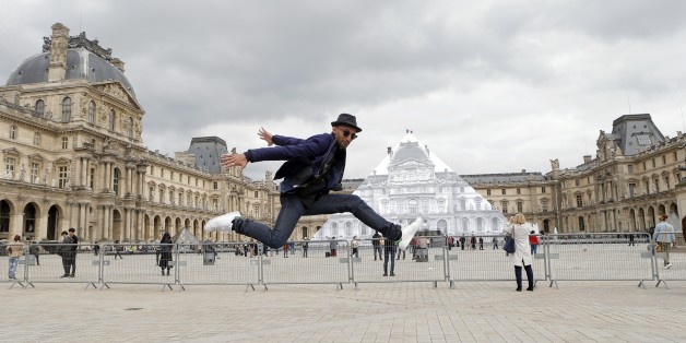 JR a fait disparaître la Pyramide du Louvre