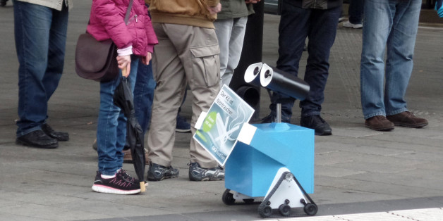 Dieser kleine Roboter setzt jetzt die Nichtraucher-Zone am Königsplatz in Augsburg durch
