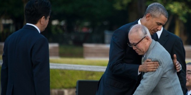 Barack Obama étreint un survivant d'Hiroshima Mori Shigeaki, lors de sa visite sur le site de l'explosion atomique, le 27 mai 2016