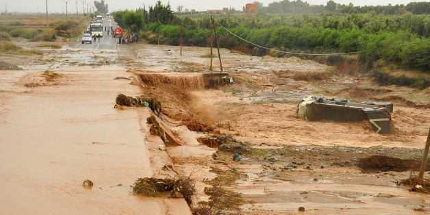 People look at a road submerged in floodwaters near southern Marrakech, October 31, 2012. Torrential rains have caused heavy flooding and damage to property throughout the southern coastal region of Morocco. REUTERS/Abderrahmane Mokhtari (MOROCCO - Tags: DISASTER ENVIRONMENT)